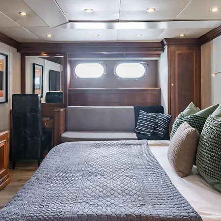 Botel Yacht Irama