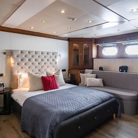 Yacht Irama Botel *