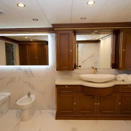 Botel Yacht Irama *