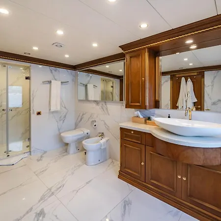 Yacht Irama ספינת מלון קאן