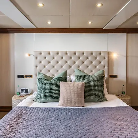 Yacht Irama ספינת מלון קאן