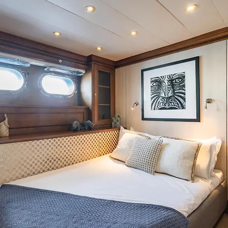 Yacht Irama ספינת מלון קאן