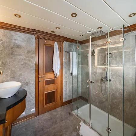 Yacht Irama *
