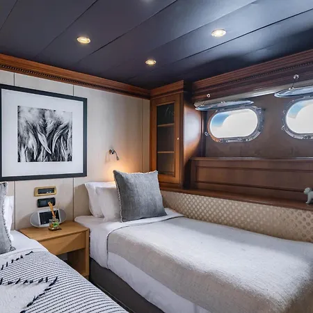 船屋 Irama Luxury Superyacht 6 & Hot Tub & Water Toys