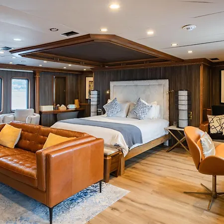 Irama Luxury Superyacht 6 & Hot Tub & Water Toys 船屋 *