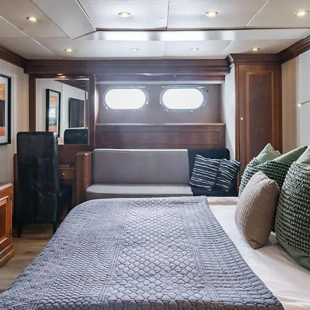Botel Yacht Irama